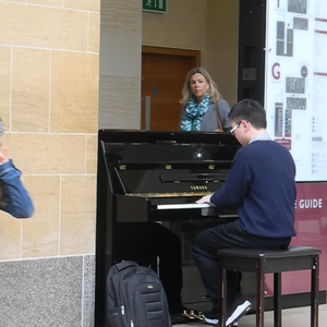 美国摘花助攻出血
